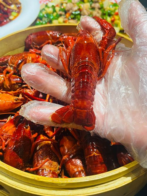 吃小龙虾竟剥出珠子;吃小龙虾竟剥出珠子视频