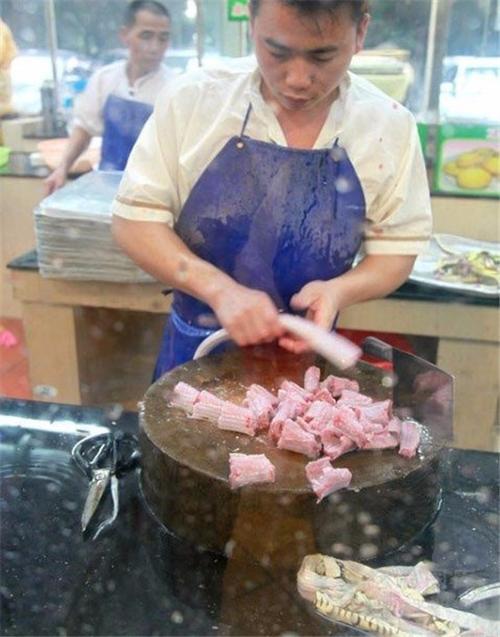 2025新澳门正版免费正题175和男子在湖边被蛇咬伤与男子在湖边被蛇咬伤视频