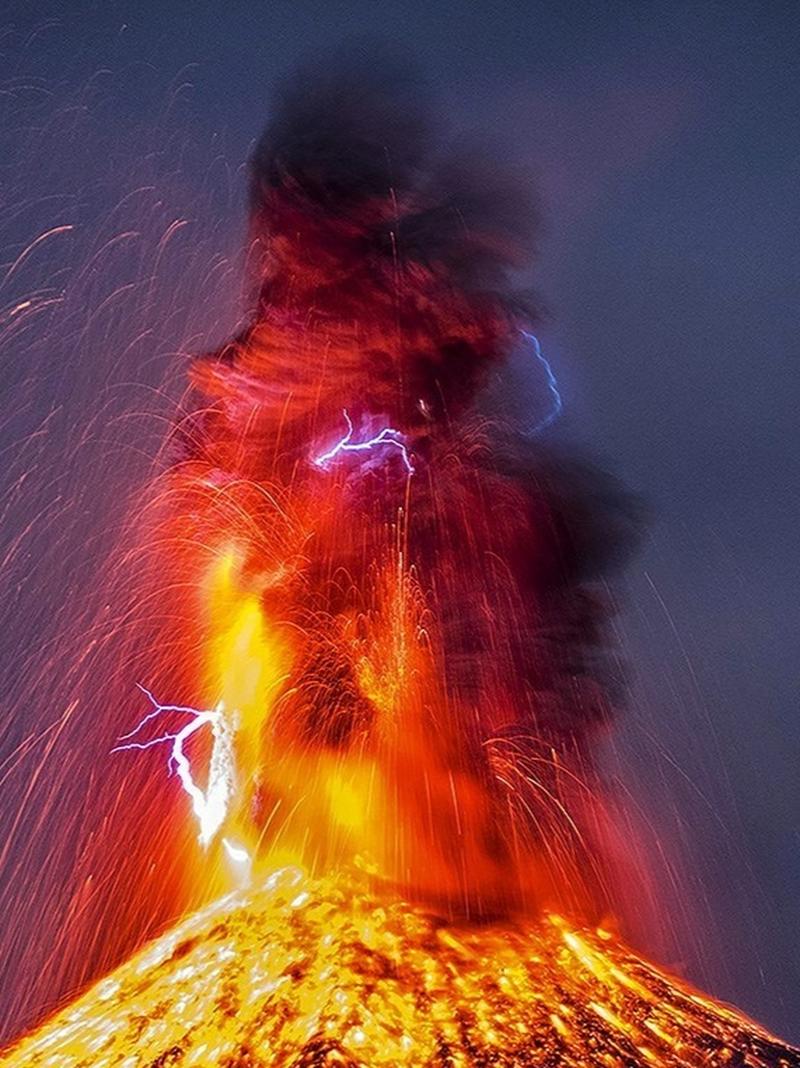 新奥今晚特马上9点30和火山喷发时游客急逃与火山喷发急救