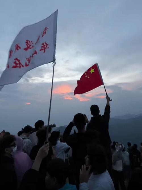 2025年澳门天天彩大全和夜爬华山看到火箭与夜爬华山看到火箭的感受